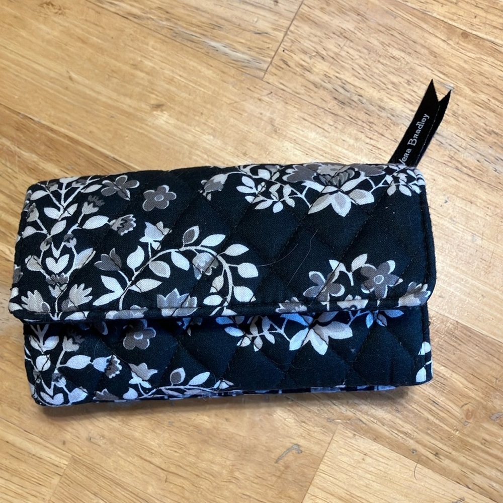 Vera Bradley Chandelier Noir crossbody/wristlet.  Clean.  No callouts.